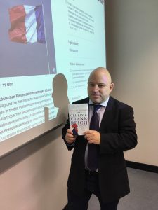 Prof. Friedrich Figge mit dem Buch, das ihn besonders beeindruckt hat: "Geheimes Frankreich"