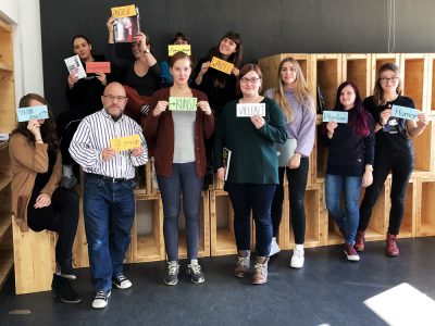 Gruppenbild mit Professor Friedrich Figge und elf Studentinnen der Buch- und Medienproduktion